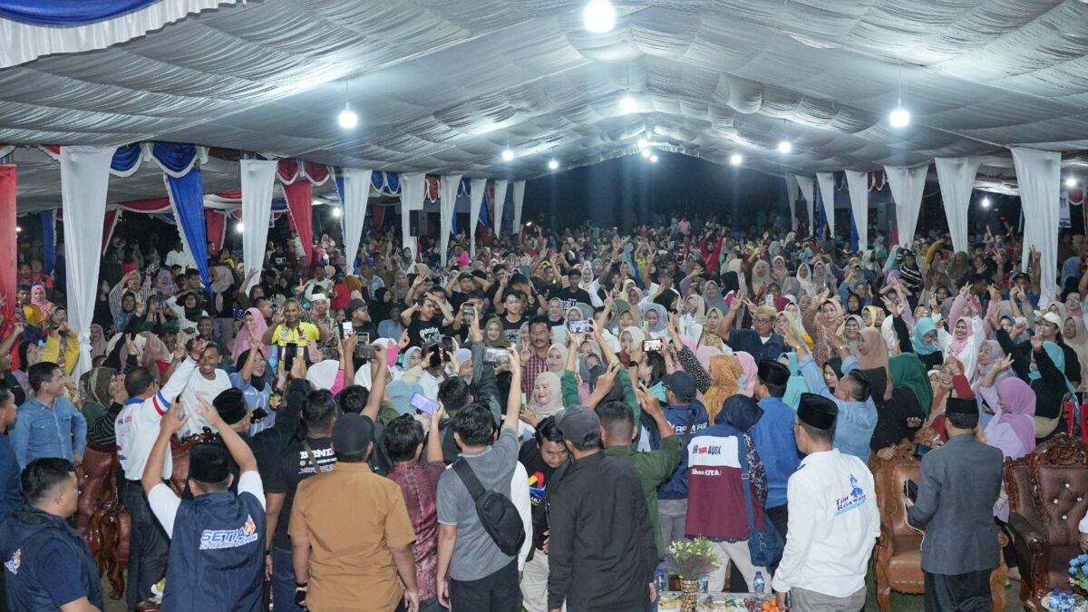 Rudi bersama masyarakat Karimun. Foto:Istimewa