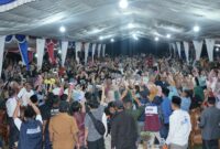 Rudi bersama masyarakat Karimun. Foto:Istimewa