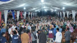 Rudi bersama masyarakat Karimun. Foto:Istimewa