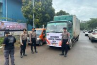 Anggota Polresta Barelang melakukan pengawalan distribusi logistik pemilu dari gudang KPU di Sekupang ke beberapa wilayah di Kota Batam, Minggu (24/11/2024). Matapedia6.com/ Dok Humas Polresta Barelang