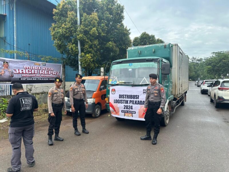 Anggota Polresta Barelang melakukan pengawalan distribusi logistik pemilu dari gudang KPU di Sekupang ke beberapa wilayah di Kota Batam, Minggu (24/11/2024). Matapedia6.com/ Dok Humas Polresta Barelang