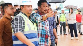 Wali Kota Batam Muhammad Rudi tinjau proyek infrastruktur pasca cuti, Minggu (24/11). Foto:Diskominfo