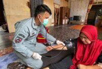 Tim medis KN Tanjung Datu 301 berikan pelayanan kesehatan gratis kepada warga saat berlabuh di Desa Sabang Mawang, Natuna, Senin (25/11/2024). Matapedia6.com/Dok KN Tanjung Datu 301.