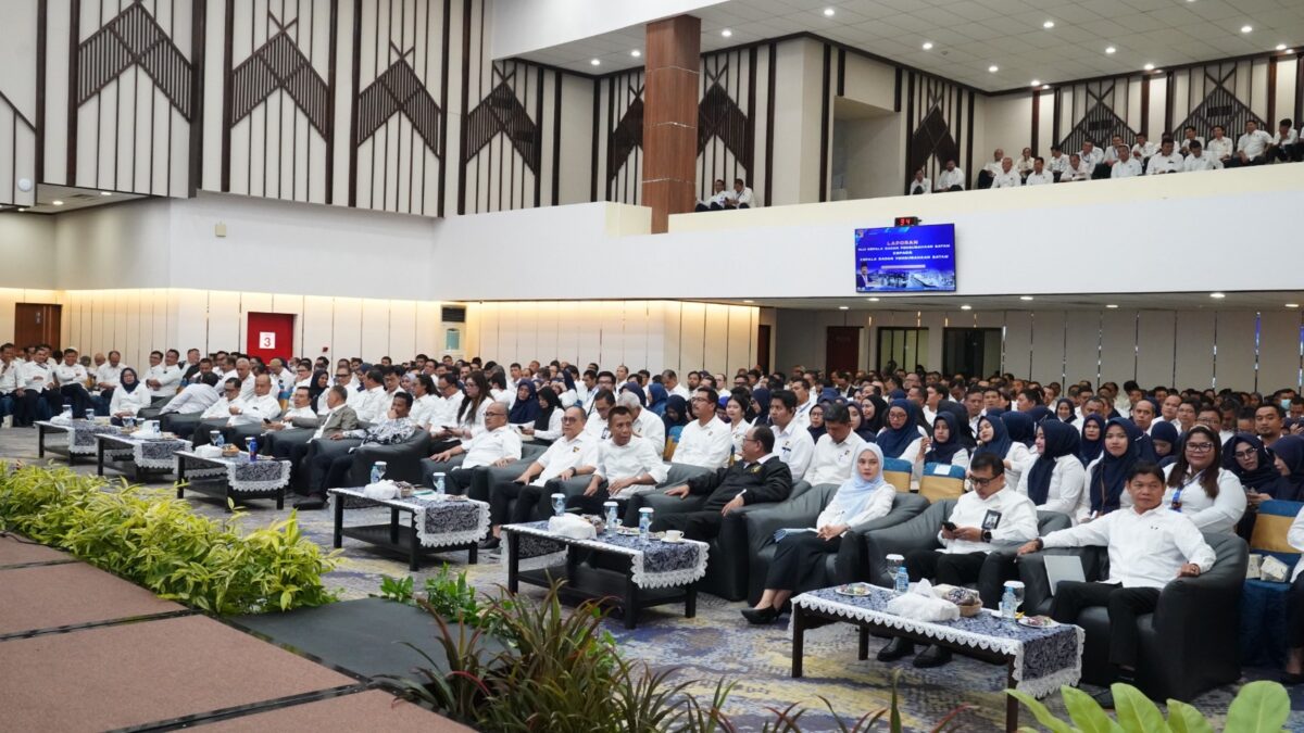Kepala BP Batam Muhammad Rudi bersama seluruh pegawai. Foto:Istimewa