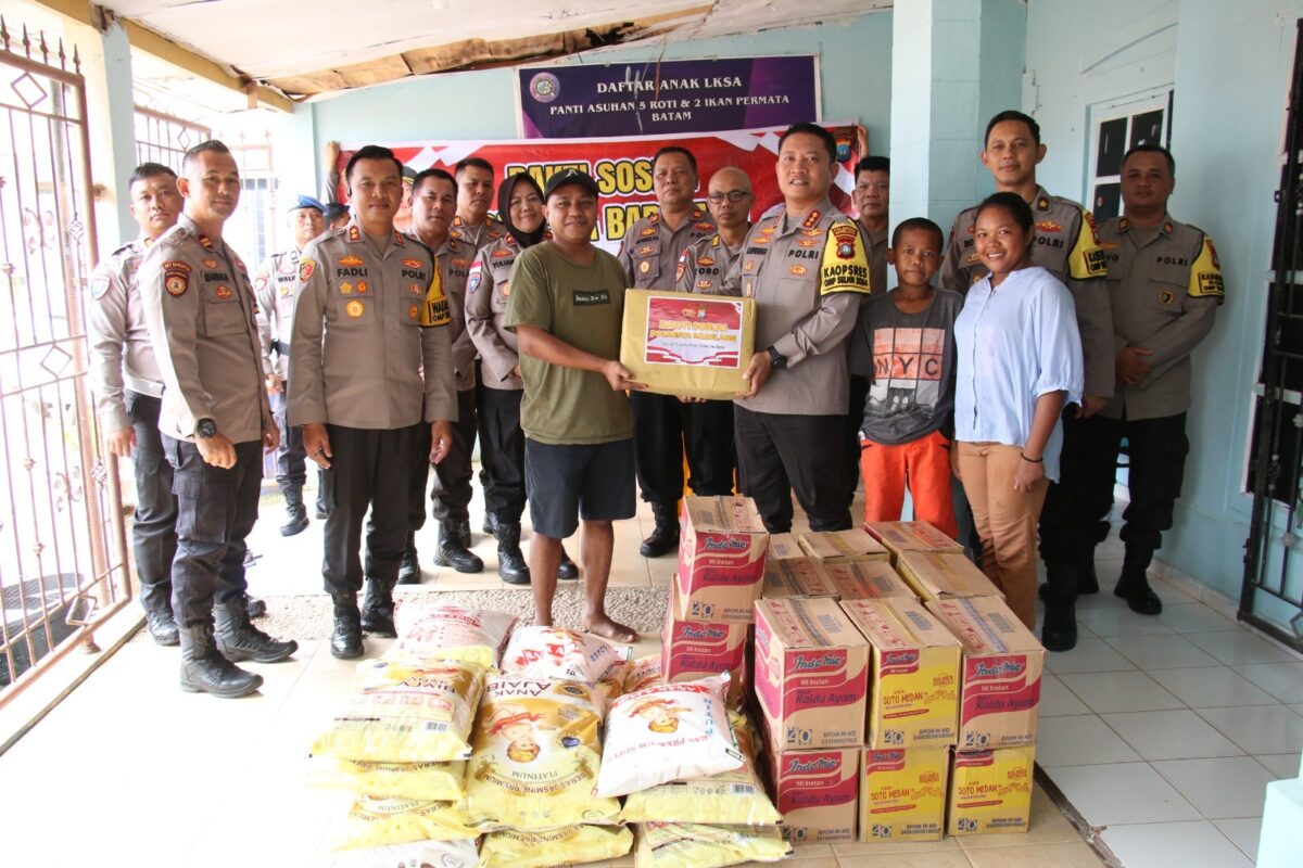 Kapolresta Barelang Kombes Pol Heribertus Ompusunggu Sunggu penyerahan bantuan sembako kepada beberapa panti asuhan di Kota Batam, Selasa (26/11/2024). Matapedia6.com/Dok Humas Polresta