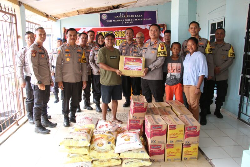 Kapolresta Barelang Kombes Pol Heribertus Ompusunggu Sunggu penyerahan bantuan sembako kepada beberapa panti asuhan di Kota Batam, Selasa (26/11/2024). Matapedia6.com/Dok Humas Polresta