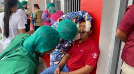 Petugas medis saat melakukan pemeriksaan gigi salah satu warga binaan di Lapas Kelas IIA Batam, Kamis (28/11/2024). Matapedia6.com/Dok Lapas