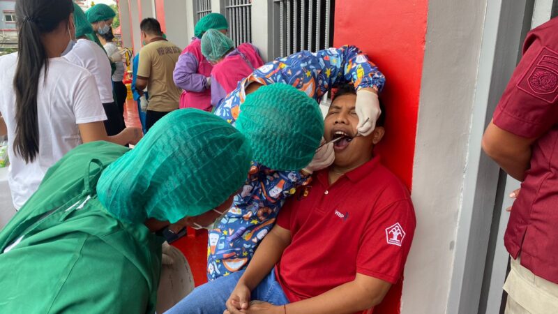 Petugas medis saat melakukan pemeriksaan gigi salah satu warga binaan di Lapas Kelas IIA Batam, Kamis (28/11/2024). Matapedia6.com/Dok Lapas
