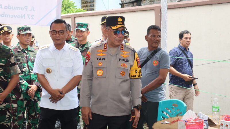 Kapolda Kepri Irjen Pol Yan Fitri Halimansyah saat melakukan pengecekan kondisi pemungutan suara di salah satu TPS yang ada di Kepri. Matapedia6.com/Dok Humas Polda
