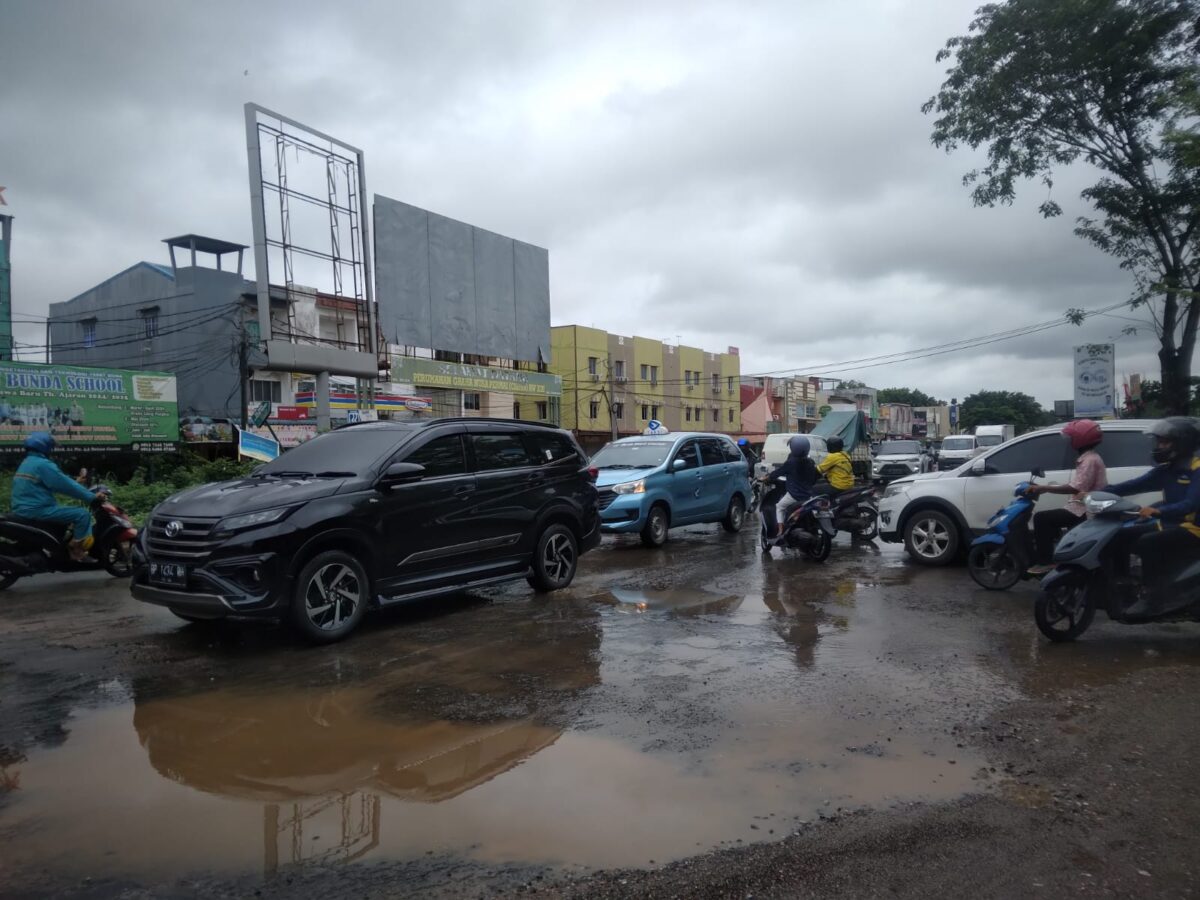 Kondisi arus lalulintas di jalan Cikitsu, jalan ini selalu macet tiap hari karena kondisi jalan sempit dan saat ini banyak lobang, Jumat (29/11/2024). Matapedia6.com/Luci