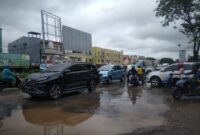 Kondisi arus lalulintas di jalan Cikitsu, jalan ini selalu macet tiap hari karena kondisi jalan sempit dan saat ini banyak lobang, Jumat (29/11/2024). Matapedia6.com/Luci