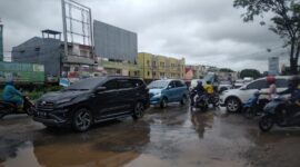 Kondisi arus lalulintas di jalan Cikitsu, jalan ini selalu macet tiap hari karena kondisi jalan sempit dan saat ini banyak lobang, Jumat (29/11/2024). Matapedia6.com/Luci