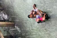 Personel Polres Anambas saat mengangkat remaja yang Terjebur ke Laut di kawasan Pian Pasir, Desa Mubur, Kecamatan Siantan Utara, Jumat (29/11/2024). Matapedia6.com/ Dok Humas Polda