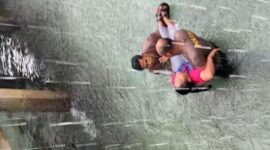 Personel Polres Anambas saat mengangkat remaja yang Terjebur ke Laut di kawasan Pian Pasir, Desa Mubur, Kecamatan Siantan Utara, Jumat (29/11/2024). Matapedia6.com/ Dok Humas Polda