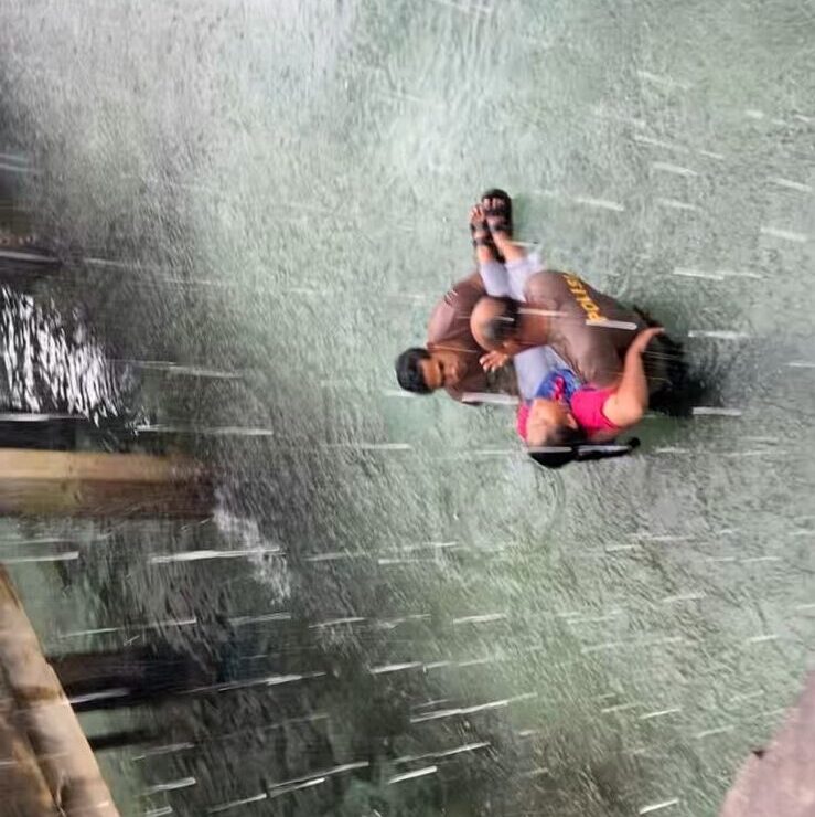 Personel Polres Anambas saat mengangkat remaja yang Terjebur ke Laut di kawasan Pian Pasir, Desa Mubur, Kecamatan Siantan Utara, Jumat (29/11/2024). Matapedia6.com/ Dok Humas Polda