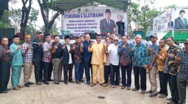 H Arlon Veristo bersama masyarakat Batu Aji, Sabtu (2/11/2024). Foto:Rega/matapedia