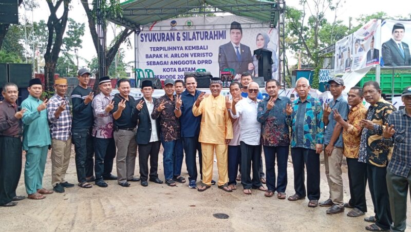 H Arlon Veristo bersama masyarakat Batu Aji, Sabtu (2/11/2024). Foto:Rega/matapedia