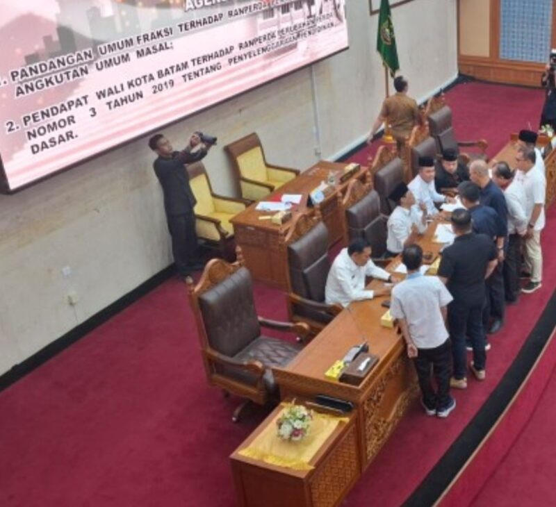 Dewan Perwakilan Rakyat Daerah (DPRD) Batam gelar rapat paripurna membahas Rancangan Peraturan Daerah (Ranperda) tentang Penyelenggaraan Angkutan Umum Massal di Kota Batam, Senin, (4/11/2024). Matapedia6.com/Luci