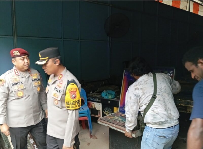 Ditreskrimum Polda Kepri melakukan penindakan lokasi Gelper di Kampung Aceh, Kelurahan Muka kuning, Kecamatan Sei Beduk, Kota Batam, Kamis (7/11/2024). Matapedia6.com/ Luci