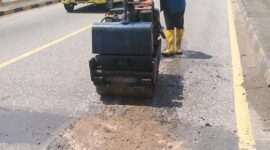 Petugas perbaikan jalan dari BP Batam saat melakukan penambalan jalan di jembatan Sei Ladi, Selasa (12/11/2024). Matapedia6.com/ Dok BP Batam.