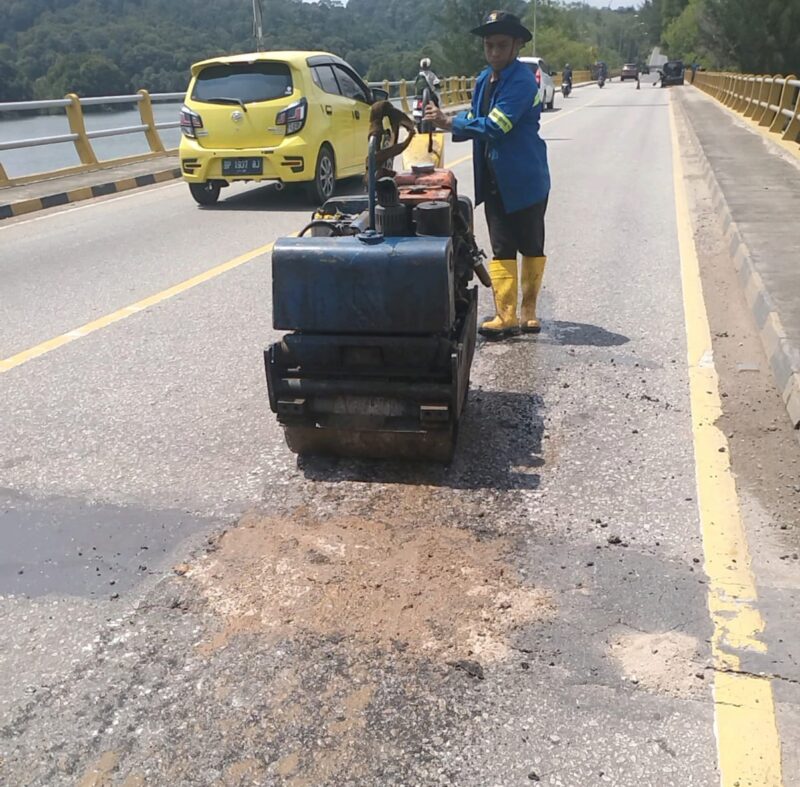 Petugas perbaikan jalan dari BP Batam saat melakukan penambalan jalan di jembatan Sei Ladi, Selasa (12/11/2024). Matapedia6.com/ Dok BP Batam.