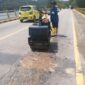 Petugas perbaikan jalan dari BP Batam saat melakukan penambalan jalan di jembatan Sei Ladi, Selasa (12/11/2024). Matapedia6.com/ Dok BP Batam.
