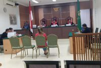 Terdakwa saat mendengar putusan hakim, Senin (18/11). Foto:Rega/matapedia