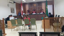 Terdakwa saat mendengar putusan hakim, Senin (18/11). Foto:Rega/matapedia