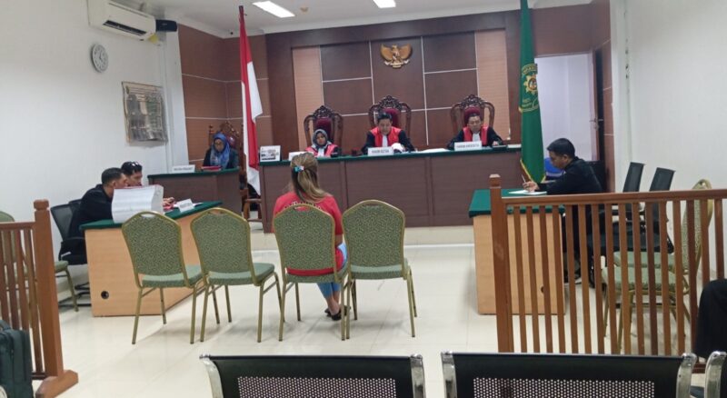 Terdakwa saat mendengar putusan hakim, Senin (18/11). Foto:Rega/matapedia
