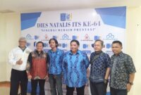 Ketua IKA ITS Kepri Awang Sasongko tengah didampingi Wakil Rektor di acara Dies Natalis ITS ke 64, Minggu (24/11/2024). Foto:Rega/matapedia