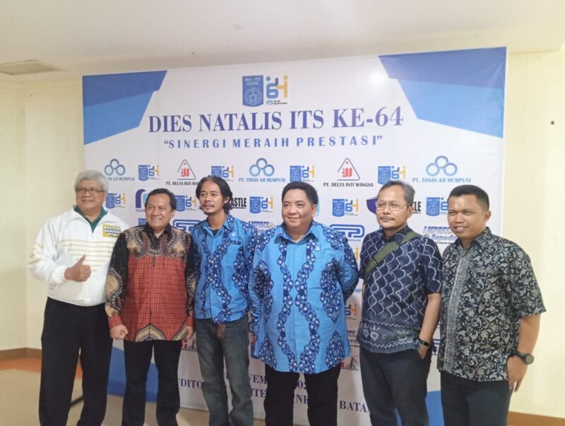 Ketua IKA ITS Kepri Awang Sasongko tengah didampingi Wakil Rektor di acara Dies Natalis ITS ke 64, Minggu (24/11/2024). Foto:Rega/matapedia