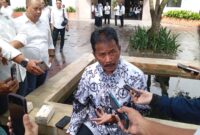 Kepala BP Batam sekaligus Wali Kota Batam Muhammad Rudi saat diwawancara wartawan usai upacara HUT PGRI, Senin (25/11). Foto:Rega/matapedia