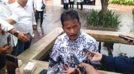 Kepala BP Batam sekaligus Wali Kota Batam Muhammad Rudi saat diwawancara wartawan usai upacara HUT PGRI, Senin (25/11). Foto:Rega/matapedia