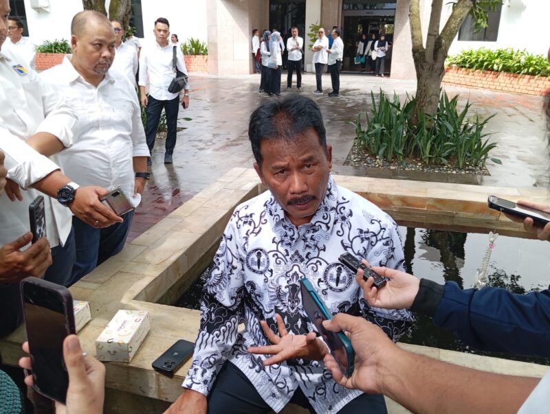 Kepala BP Batam sekaligus Wali Kota Batam Muhammad Rudi saat diwawancara wartawan usai upacara HUT PGRI, Senin (25/11). Foto:Rega/matapedia