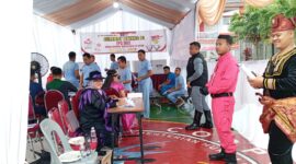 Petugas menggunakan kostum unik di TPS 902 Rutan Batam, Rabu (27/11). Foto:Rega