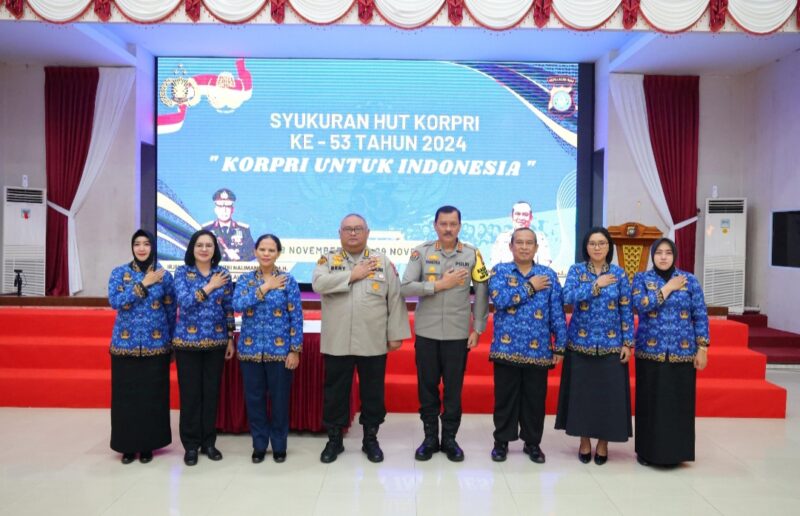 Ketua KORPRI Polda Kepri M. Sukisman bersama Karo SDM Polda Kepri Kombes Pol Danang Beny K dan Kabid Humas Polda Kepri Kombes Pol Zahwani Pandra Arsyad foto bersama usai kegiatan, Sabtu (30/11/2024). Matapedia6.com/ Dok Humas.