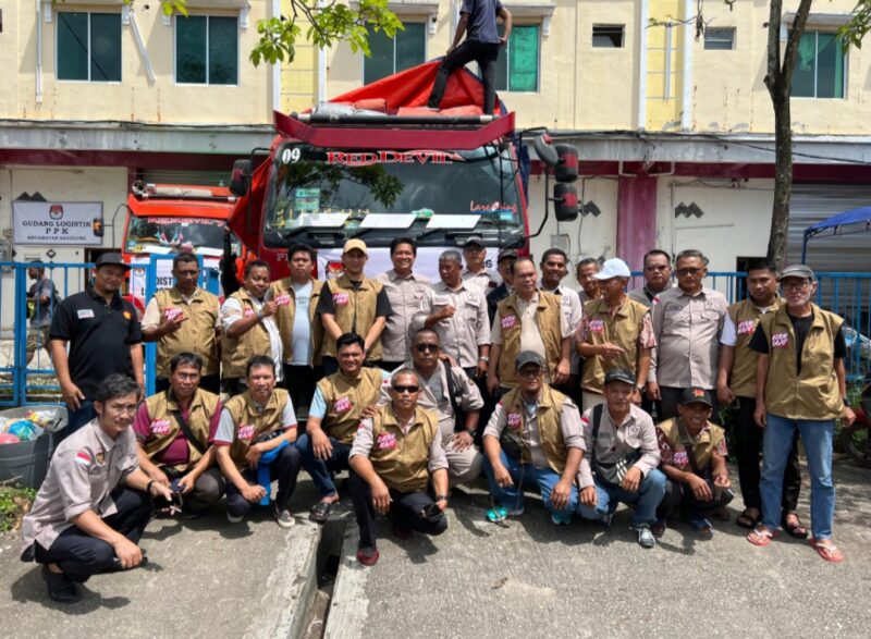 Tim Work ASLI SAYANG foto bersama di PPK Kecamatan Sagulung beberapa waktu lalu, Sabtu (30/11/2024). Matapedia6.com/ Dok Herman.