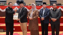 Ketua DPRD Kepri Iman dan Gubernur Kepri saat setuju APBD 2025. Foto:Sekwan