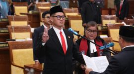 Gabriel Safto Ara Anggito Sianturi dilantik menjadi anggota DPRD Batam, Senin (11/11). Foto:Dok/Istimewa