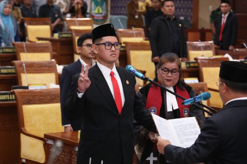 Gabriel Safto Ara Anggito Sianturi dilantik menjadi anggota DPRD Batam, Senin (11/11). Foto:Dok/Istimewa