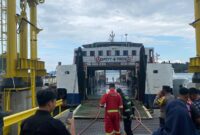 Kapal Roro terbakar sedang dievakuasi petugas. Foto:Istimewa