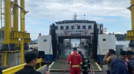 Kapal Roro terbakar sedang dievakuasi petugas. Foto:Istimewa
