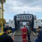 Kapal Roro terbakar sedang dievakuasi petugas. Foto:Istimewa