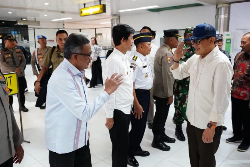 Jefridin jemput Menteri BP2MI di Bandara Hang Nadim, Sabtu (8/12). Foto:Istimewa