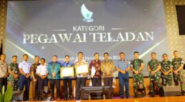 Camat Sagulung dan Kadis DPMPTSP Batam tengah, Selasa (10/12). Foto:Dok/Kominfo