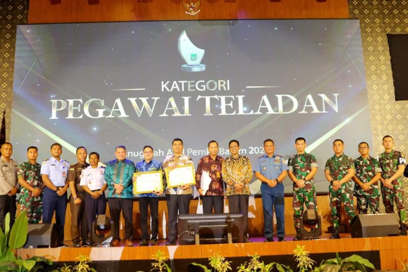 Camat Sagulung dan Kadis DPMPTSP Batam tengah, Selasa (10/12). Foto:Dok/Kominfo