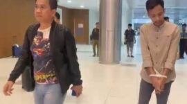 Kasubdit V Cyber Ditreskrimsus Polda Kepri, Kompol Gokmauliate Sitompul saat mendampingi pelaku RH di Bandara Hang Nadim Kota Batam beberapa waktu lalu. Matapedia6.com/ Dok Kasubdit