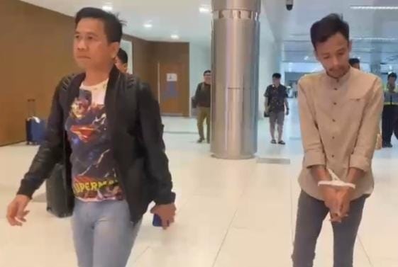 Kasubdit V Cyber Ditreskrimsus Polda Kepri, Kompol Gokmauliate Sitompul saat mendampingi pelaku RH di Bandara Hang Nadim Kota Batam beberapa waktu lalu. Matapedia6.com/ Dok Kasubdit