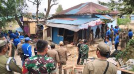 Tim terpadu saat melakukan pembongkaran kamar kos di salah satu rumah di Simpang Dam, empat penghuni kamar kos nya ketahuan menggunakan Narkotika jenis Sabu, Senin (2/12/2024) Matapedia6.com/Luci