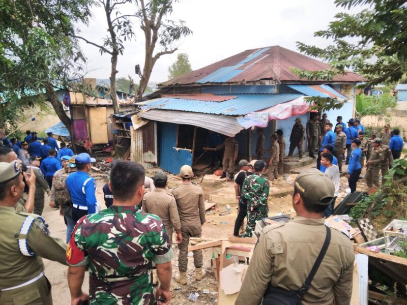 Tim terpadu saat melakukan pembongkaran kamar kos di salah satu rumah di Simpang Dam, empat penghuni kamar kos nya ketahuan menggunakan Narkotika jenis Sabu, Senin (2/12/2024) Matapedia6.com/Luci